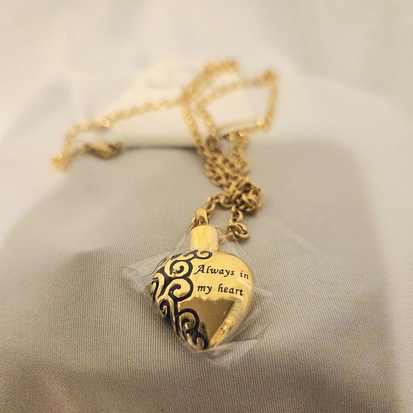 Gold Heart Creamation Pendant Necklace - Picture 1 of 3
